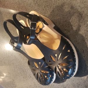 New Hasbeens black leather t-strap clogs